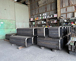 倉庫の鋼材の画像